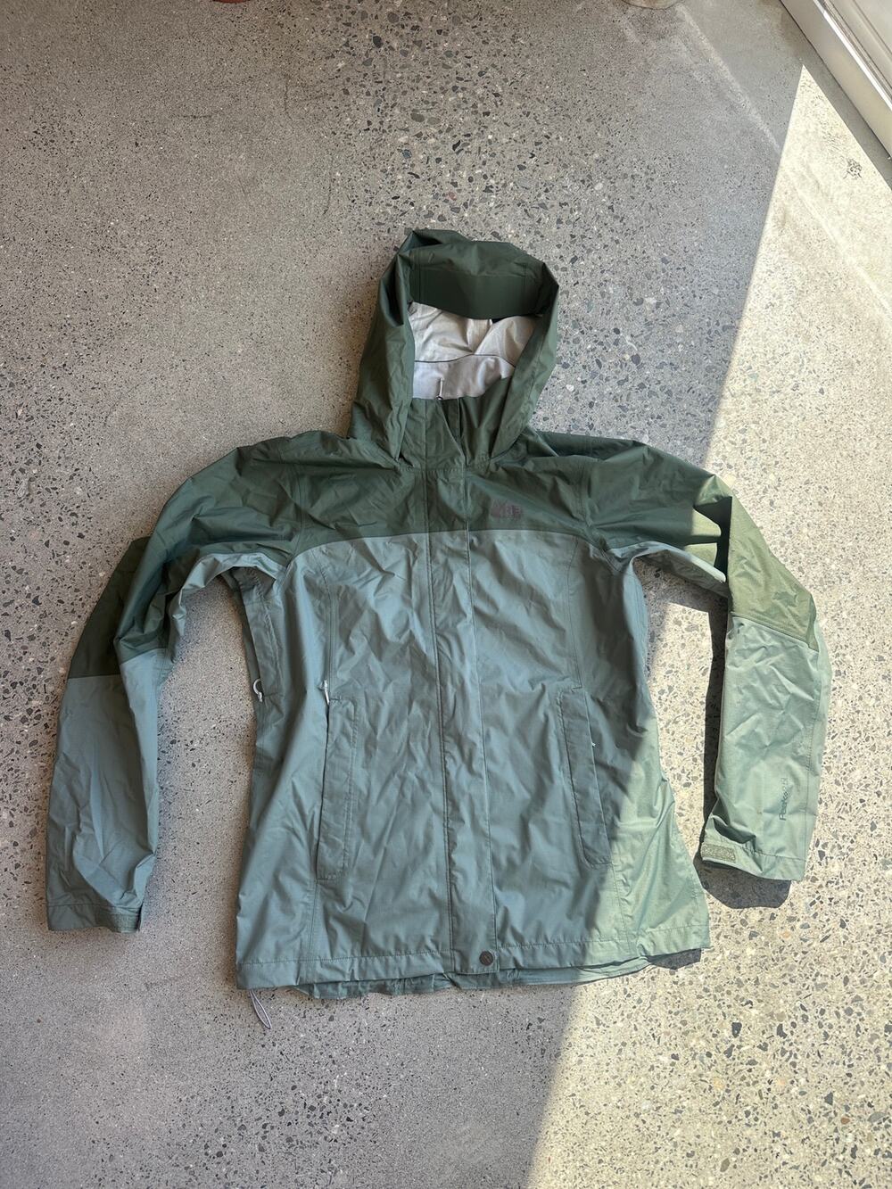 REI Co-op Women’s Medium Waterproof Rain Jacket Green Two-Tone